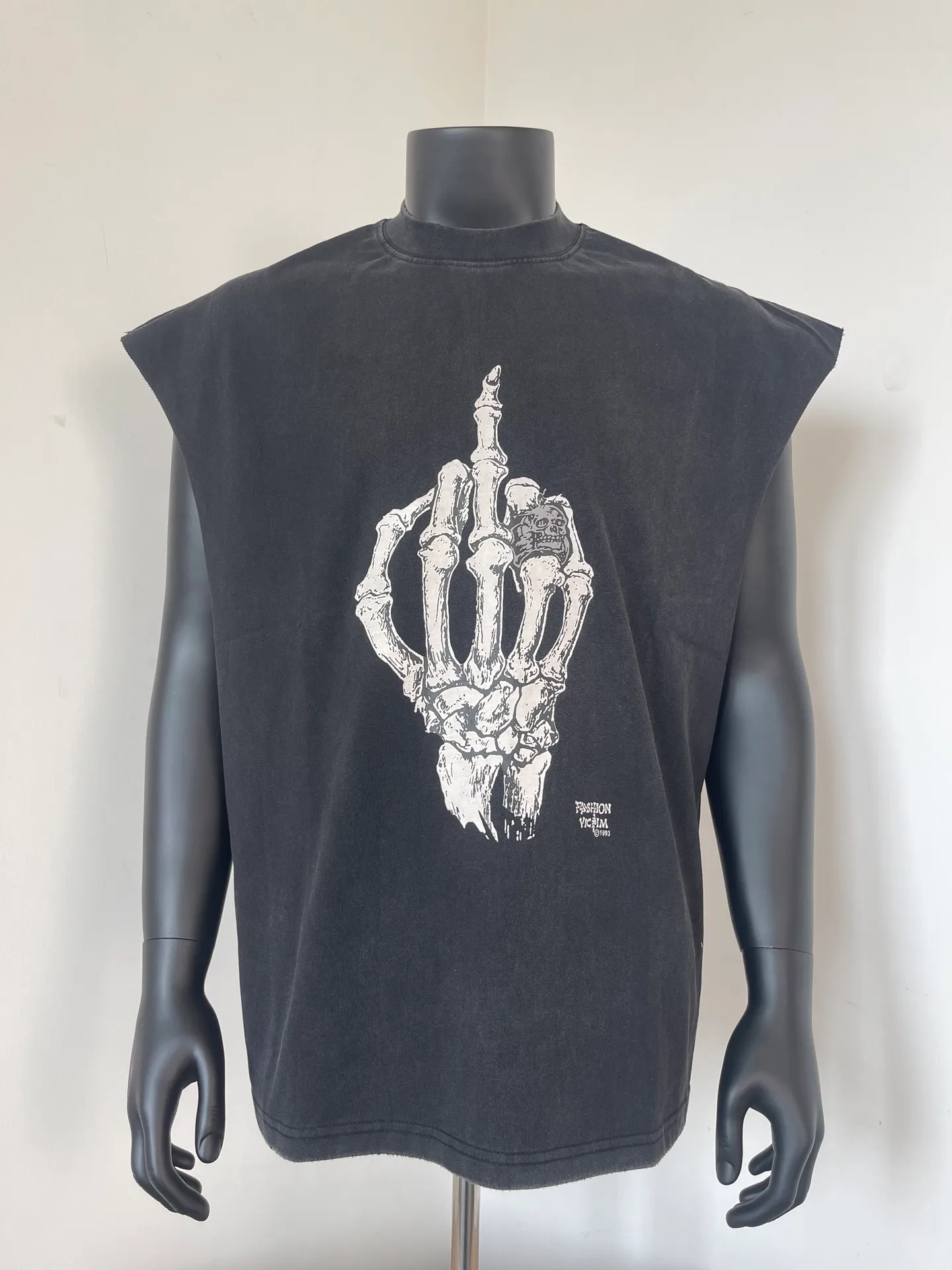 pt model number #G1004 P116 GALLERY DEPT. Distressed and frayed sleeveless waistcoat short sleeves. Skull middle finger 🖕🏻 print. Made of 280G double yarn pure cotton. The fabric is comfortable and stylish. After washing and distressing, the upper body becomes more fashionable and cool. The collar and hem are frayed. The design is full. The US version is too large. Color: washed black. Size S/M/L/XL